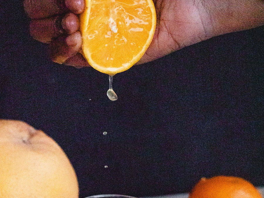 Orange, Soraas en wolof, au rayon fruits d'OKO LANQ